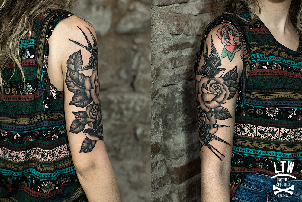 Media manga en grises tatuada con golondrinas y rosas hecha por Alexis