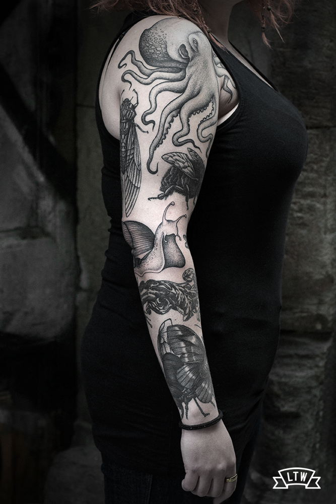 Manga tatuada con animales en grises por Andreu Matallana