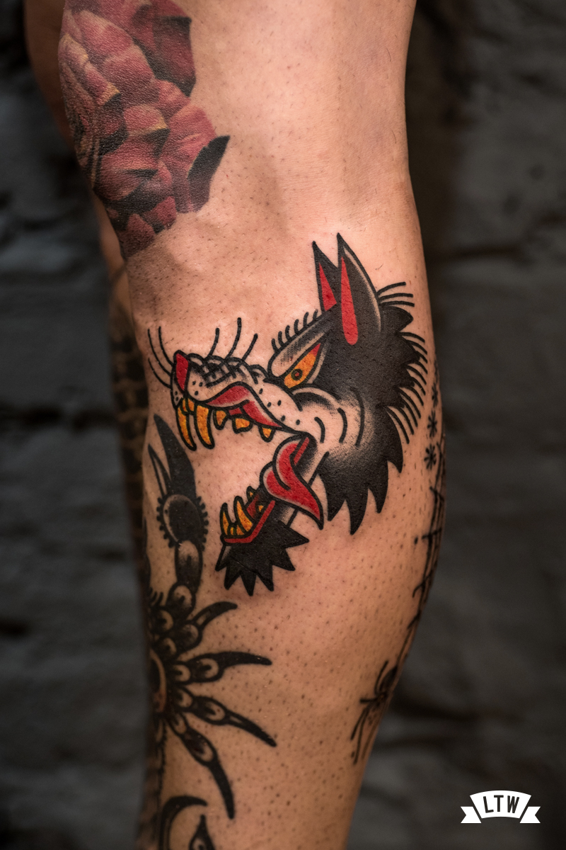 Traditional tattoo of a wolf done by Javier Rodríguez