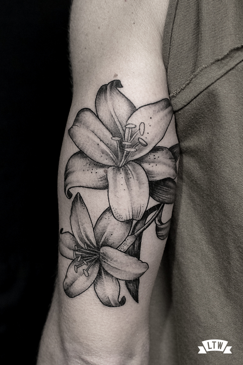 Orquideas tattoo en el brazo