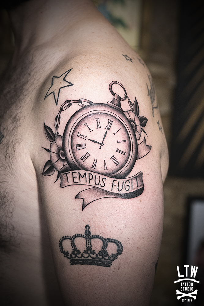 Tatuaje de un reloj de bolsillo tatuado por Alexis