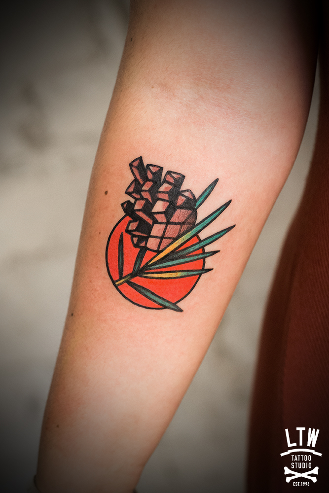 Tatuatge d'una pinya a color per Norte