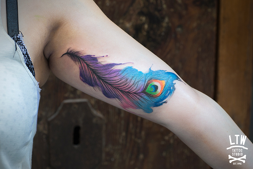Increíble tatuatge a color amb textura d'acuarela fet pel Man