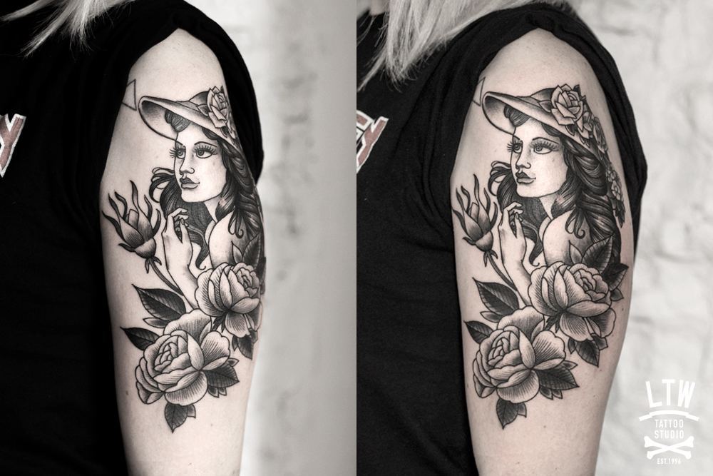 Chica en blanco y negro tatuada por Rafa Serrano
