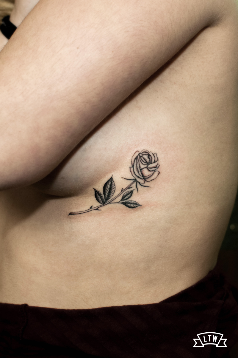 Petita rosa femenina tatuada pel Dani Cobra