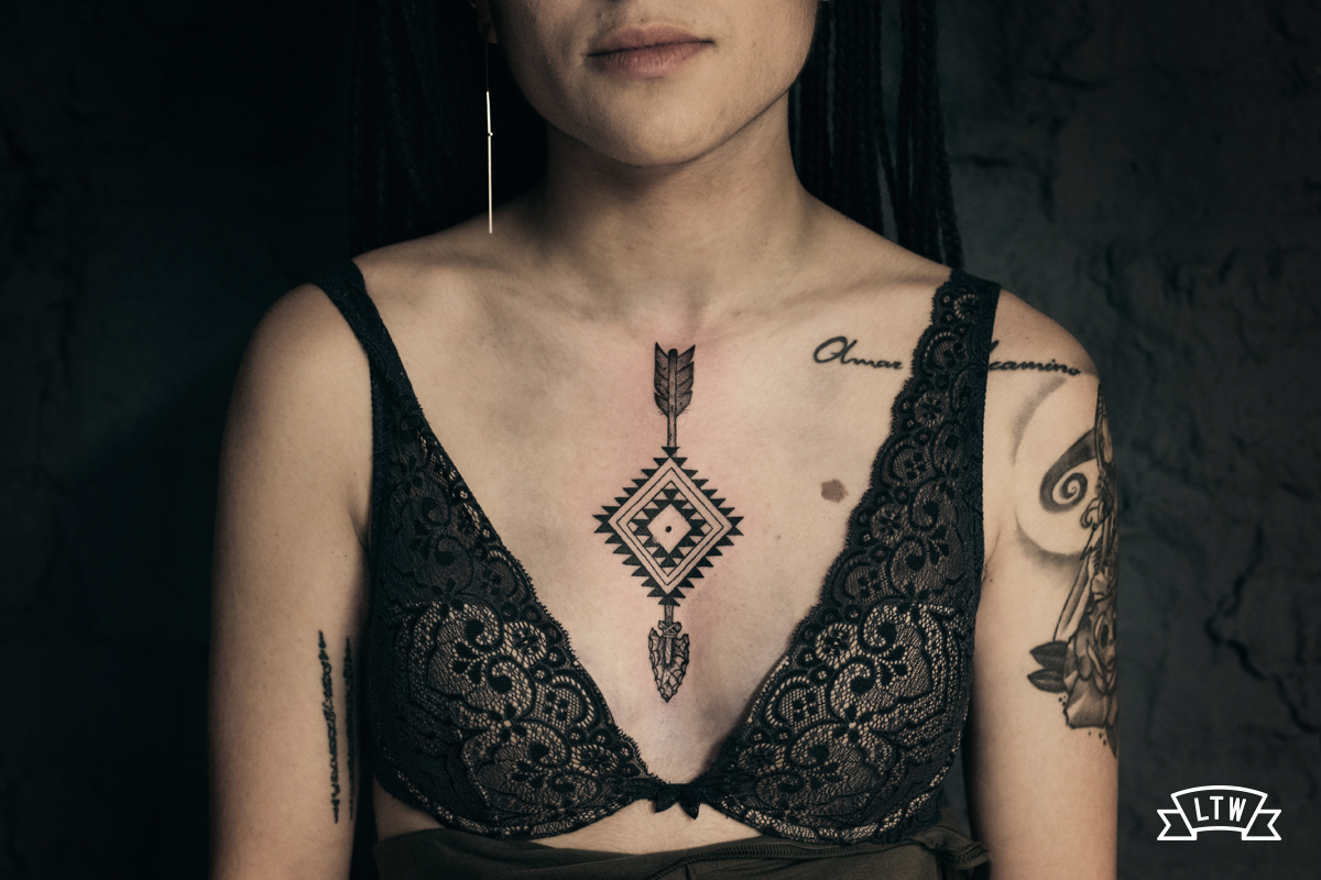 Fletxa navajo tatuada en negre pel Dani Cobra