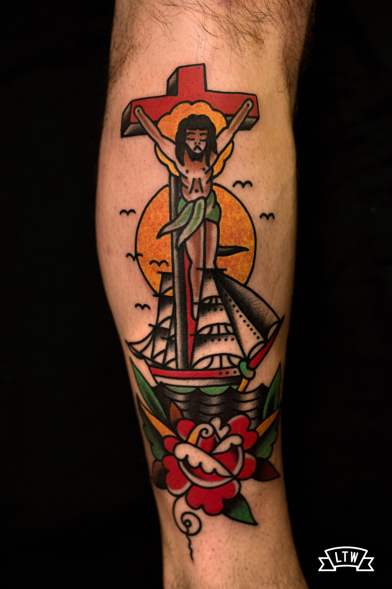 Crist crucificat en estil tradicional a color tatuat pel Javier Rodríguez