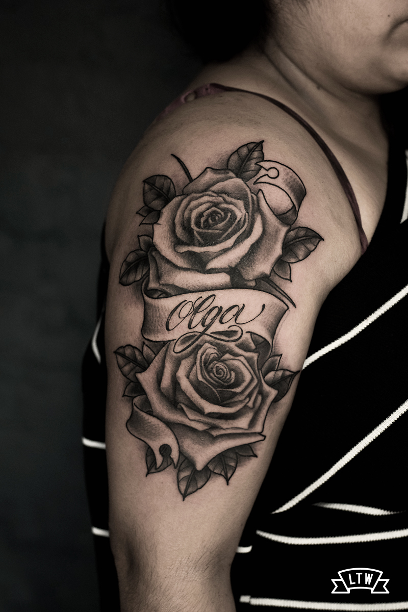 Tatuatge de dues roses en grisos i lettering pel Rafa Serrano