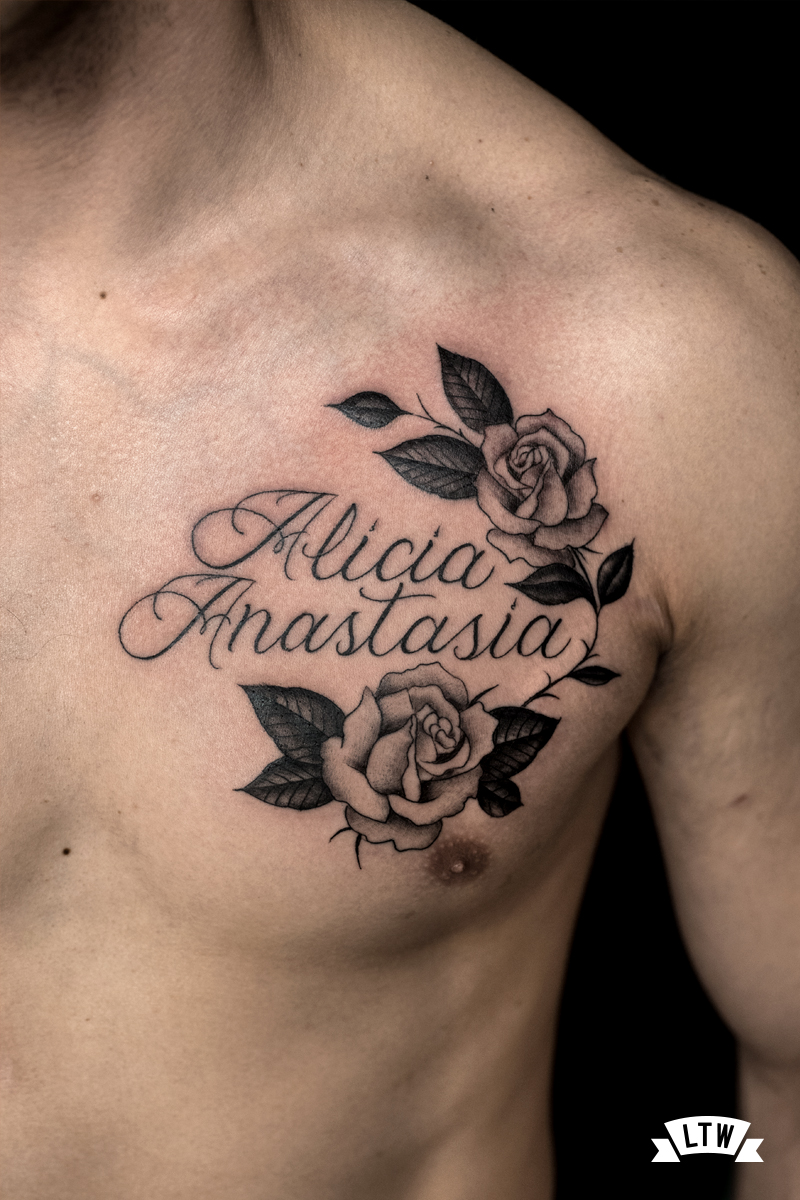 Lettering amb roses a grisos tatuat per l'Alexis