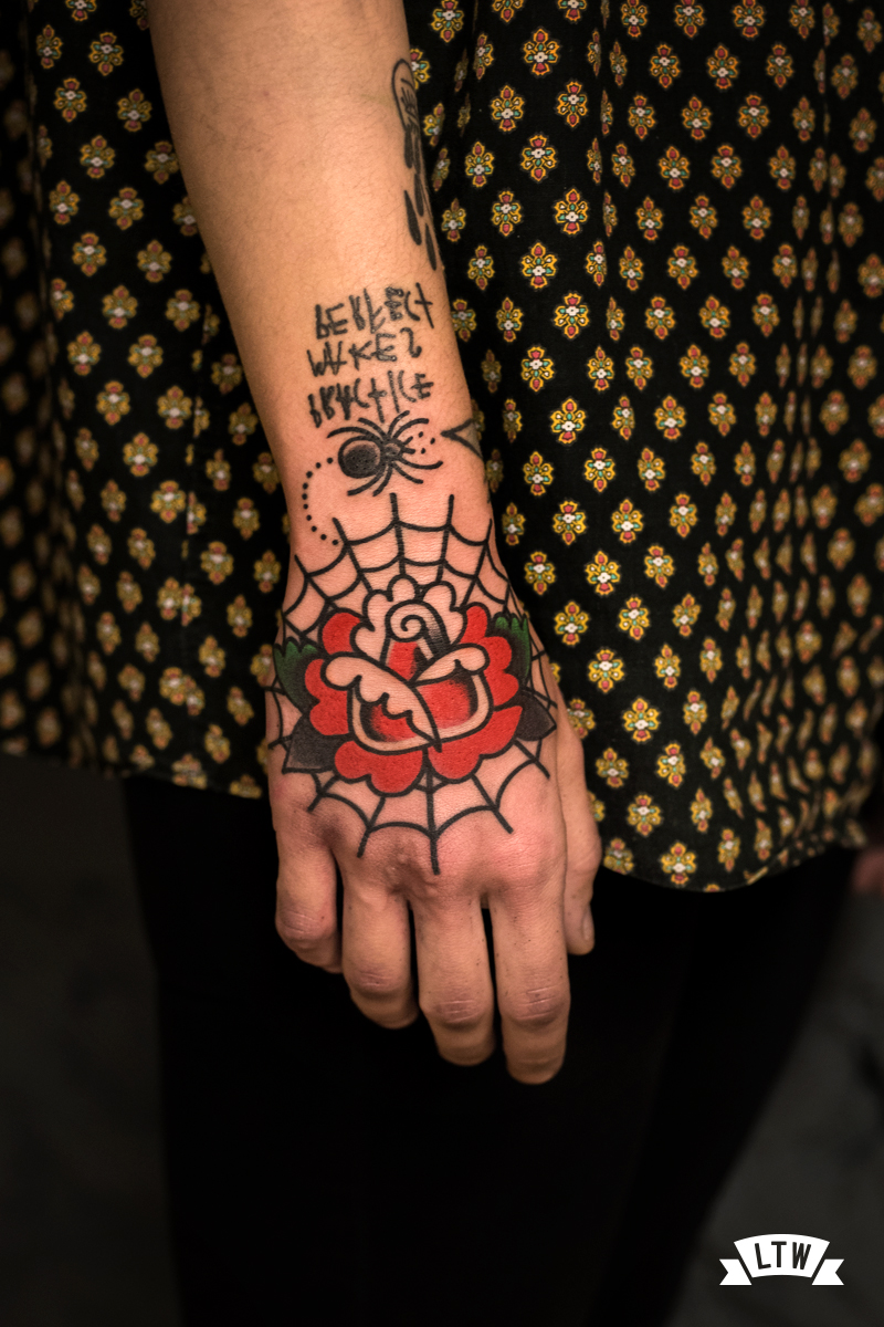 Mà tatuada amb una rosa y una aranya pel Javier Rodríguez