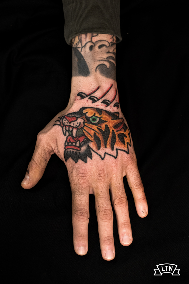 Mà tatuada amb un tigre pel Javier Rodríguez