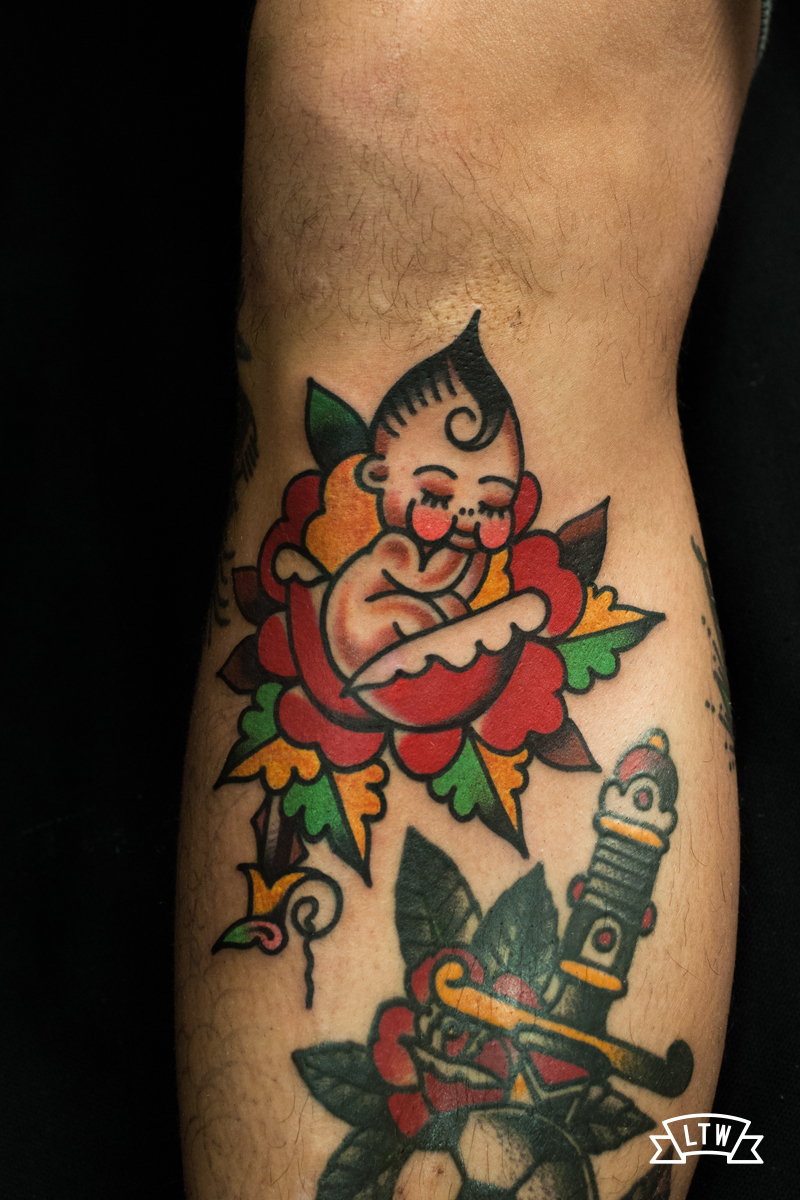 kiupi amb rosa en estil tradicional tatuat pel Javier Rodríguez