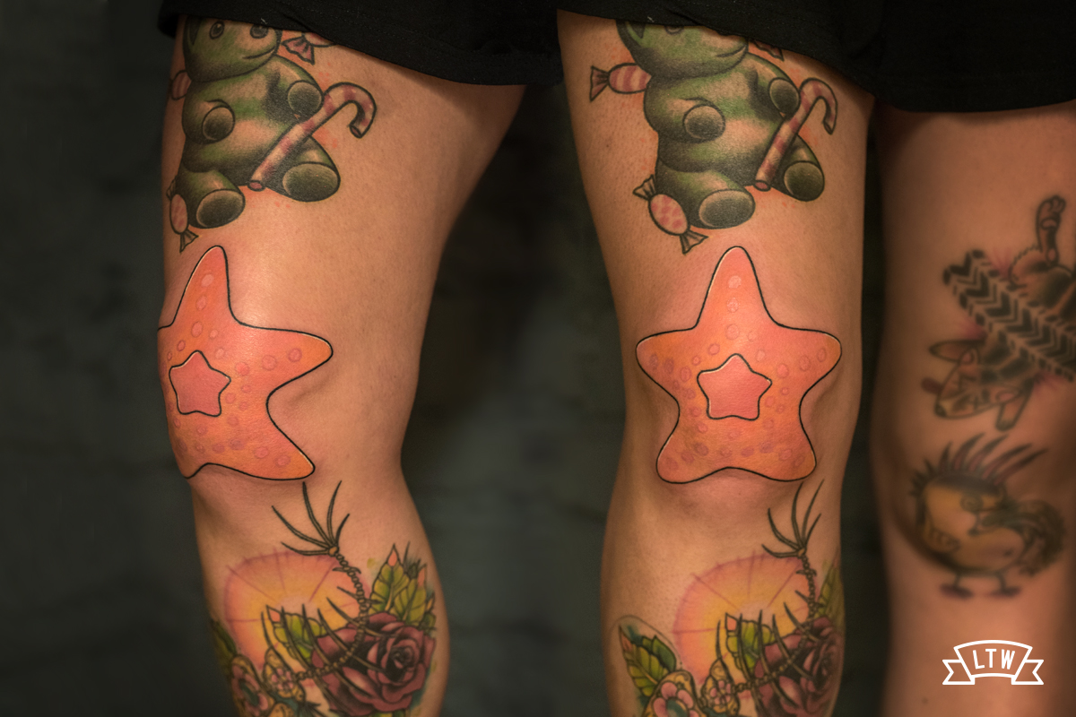 Estrella de mar a color tatuada en genoll fet per la Numi