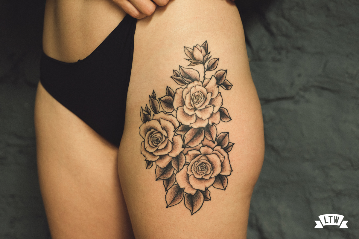 Rosas tatuadas en blanco y negro por Andreu Matallana