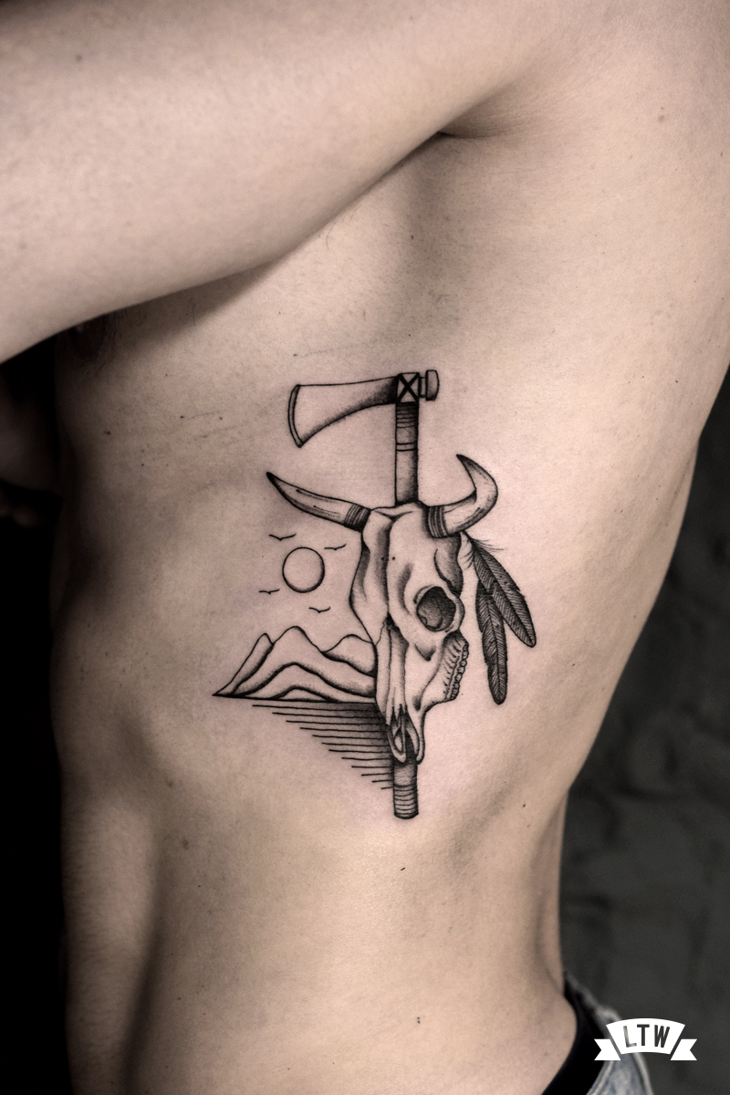 Crani i hacha tatuats pel Dani Cobra