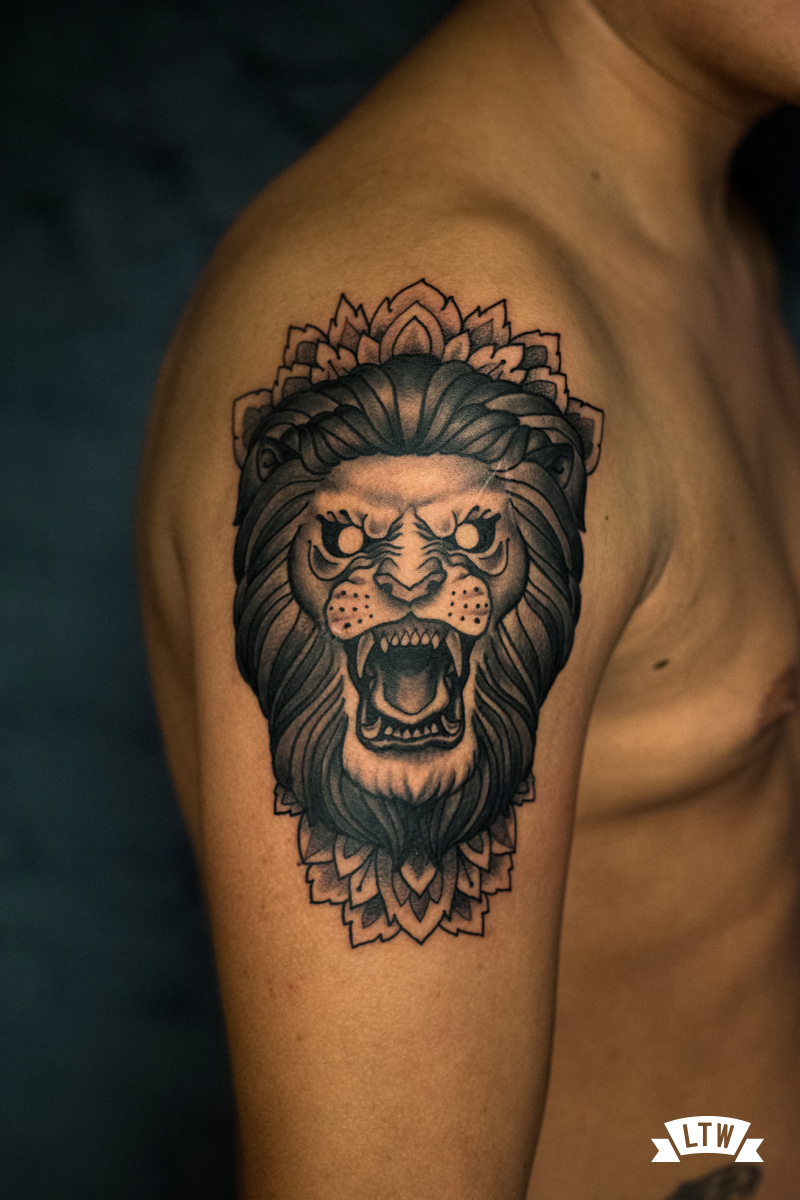 Lleó i mandala a grisos tatuat pel Rafa Serrano