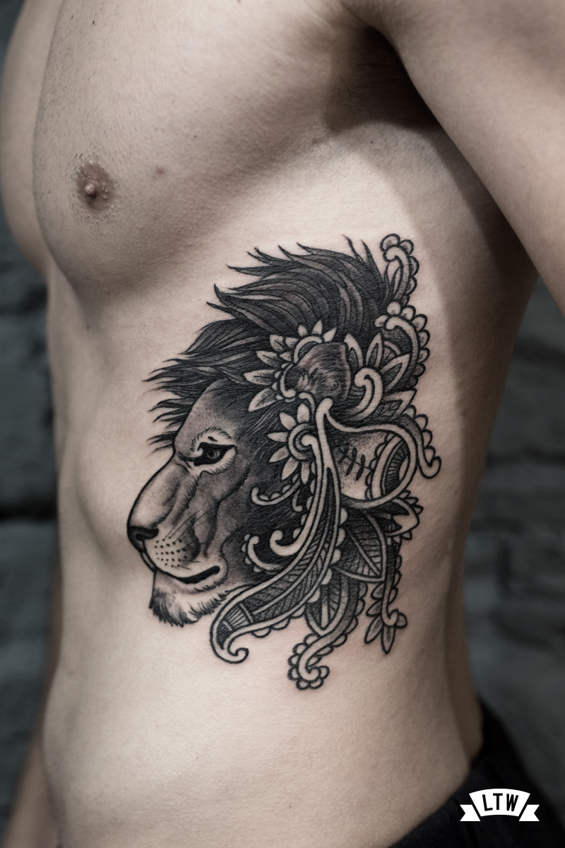 Lion with mehndi tattooed by Rafa Serrano