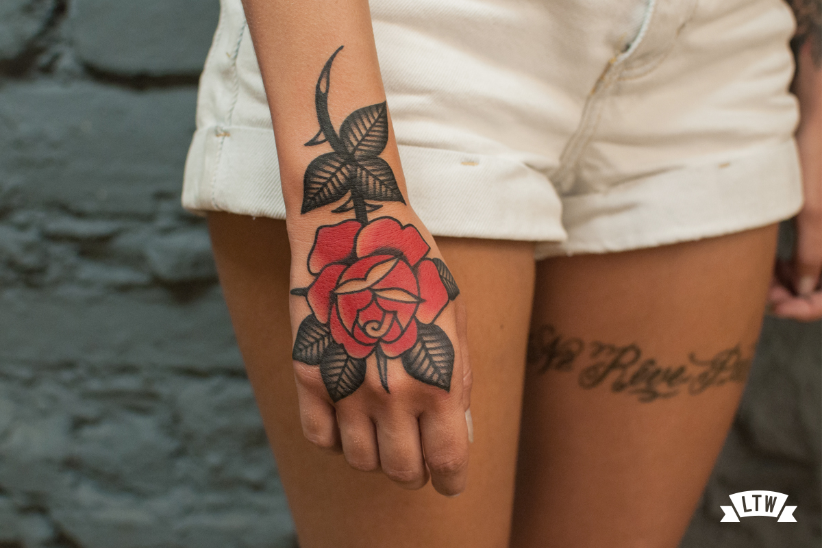 Rosa tradicional a color tatuada pel Dennis en una ma