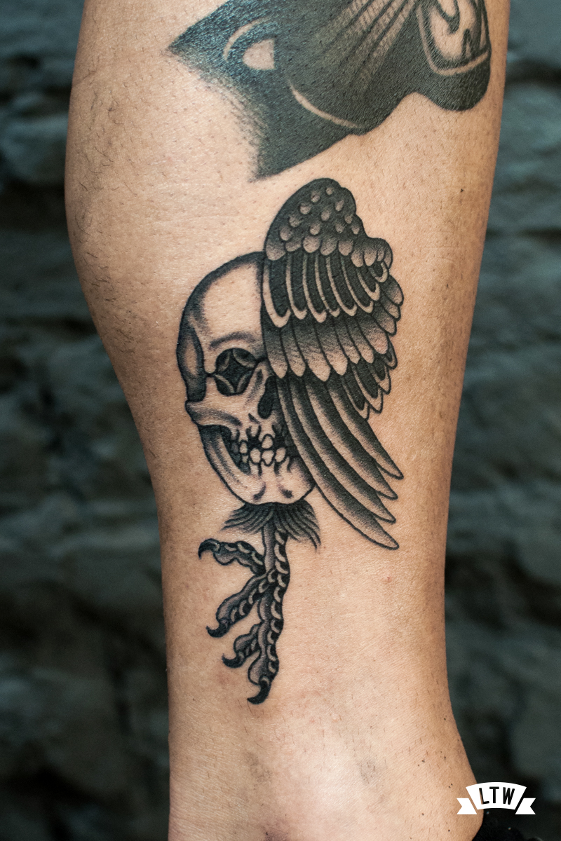 Calavera amb ala tatuada pel Ricardo Contreras
