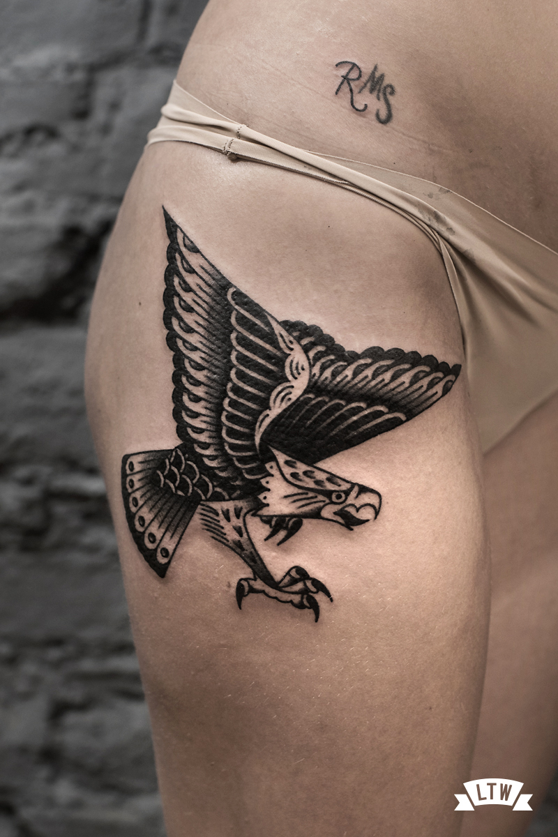 Àguila tatuada en blanco i negre pel Dennis
