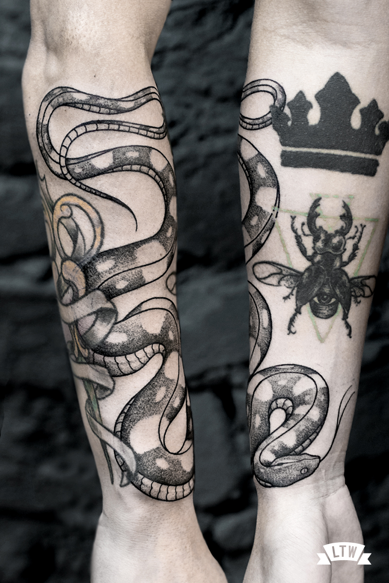 Serpiente tatuada por Andreu Matallana