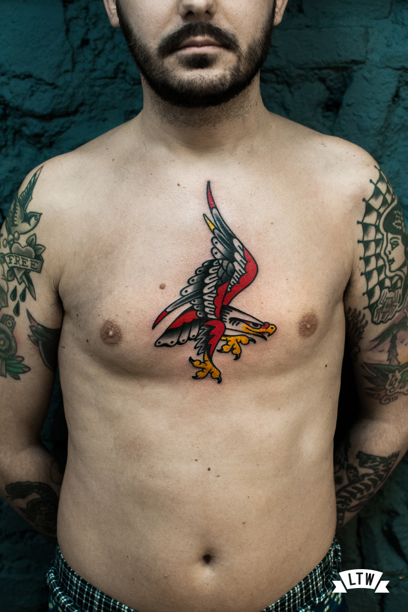 Àguila en estil tradicional tatuada pel Javier Rodríguez