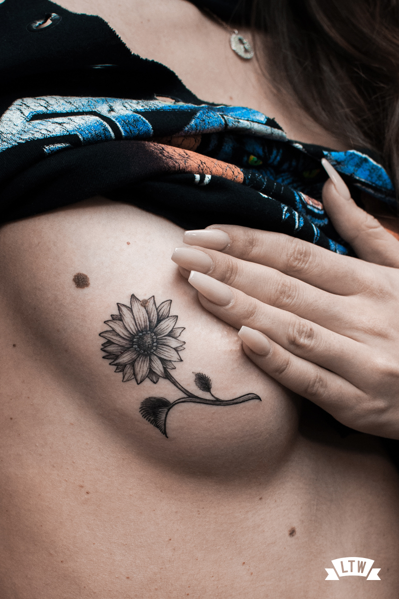 Flor a grisos tatuada per l'Andrés