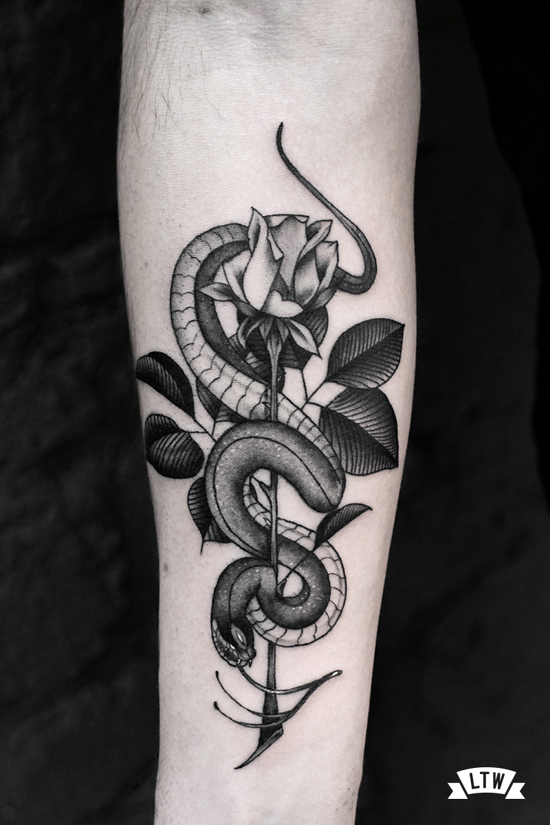 Tatuatge d'una serp i rosa tatuada per l'Ariadna Batllori