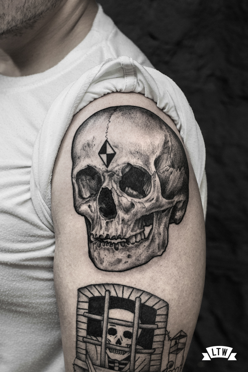 Calavera a grisos tatuada per l'Andreu Matallana