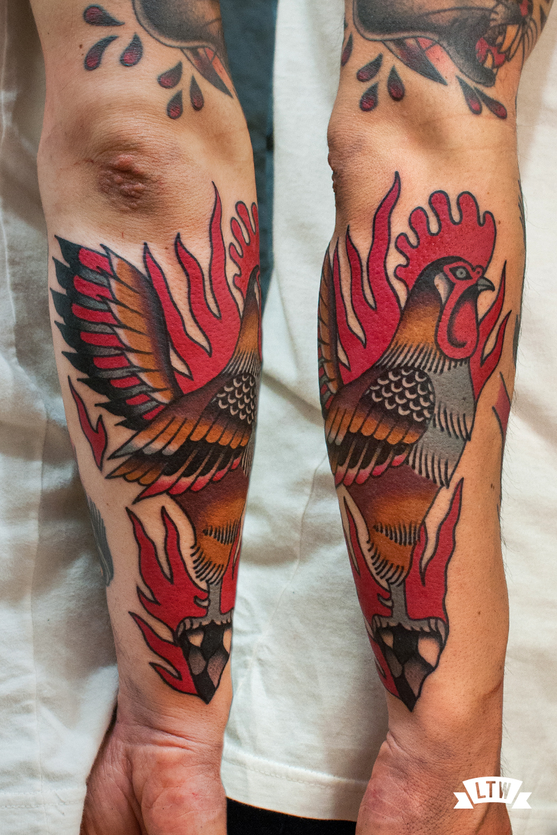 Tatuaje tradicional de un gallo hecho por Dennis Gutiérrez