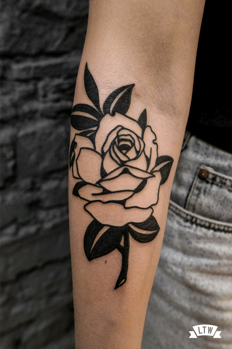 Rosa tatuada per l'Ese Black