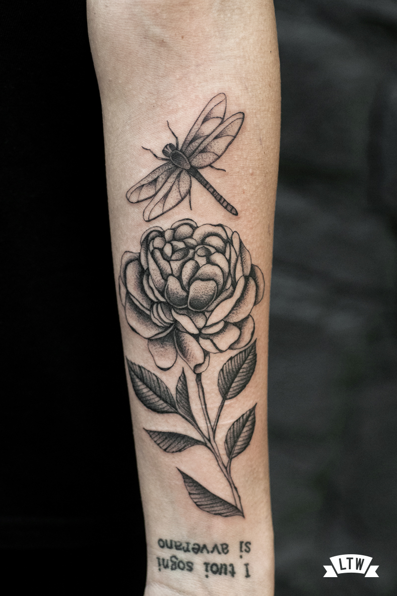 Flor i libèl·lula tatuada pel Dani Cobra