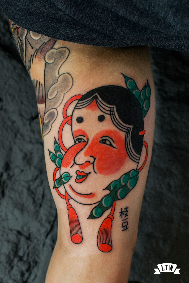 Máscara japonesa comiendo edamame tatuada por Nutz