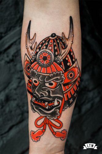 Máscara samurái estilo japonés tatuada por Nutz