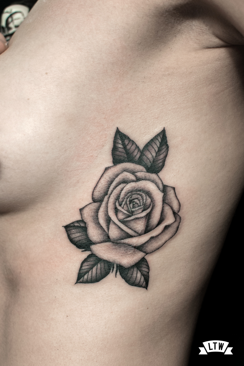 Rosa a les costelles tatuada per l'Alexis