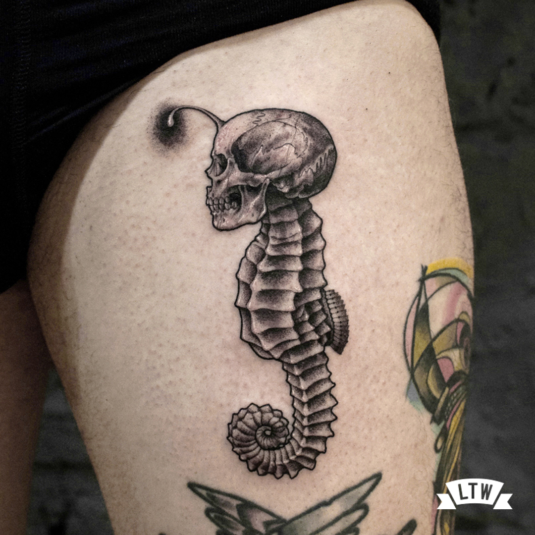 Cavallet de mar calavera tatuat per l'Andreu