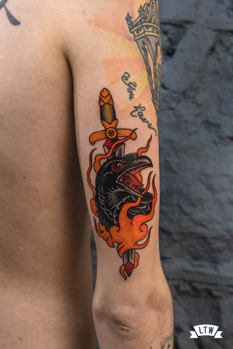 Cuervo con daga a color tatuado por Rafa Serrano