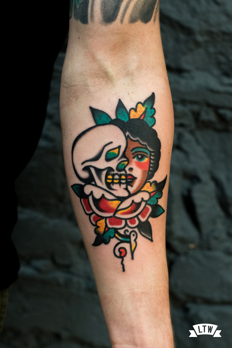 Skull and girl tatooed by javier Rodríguez