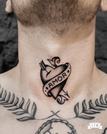 Corazón y pergamino tatuado por Dennis