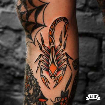 Escorpión tatuado a color por Dennis