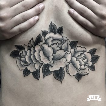 Flores tatuadas en blanco y negro por Rafa Serrano
