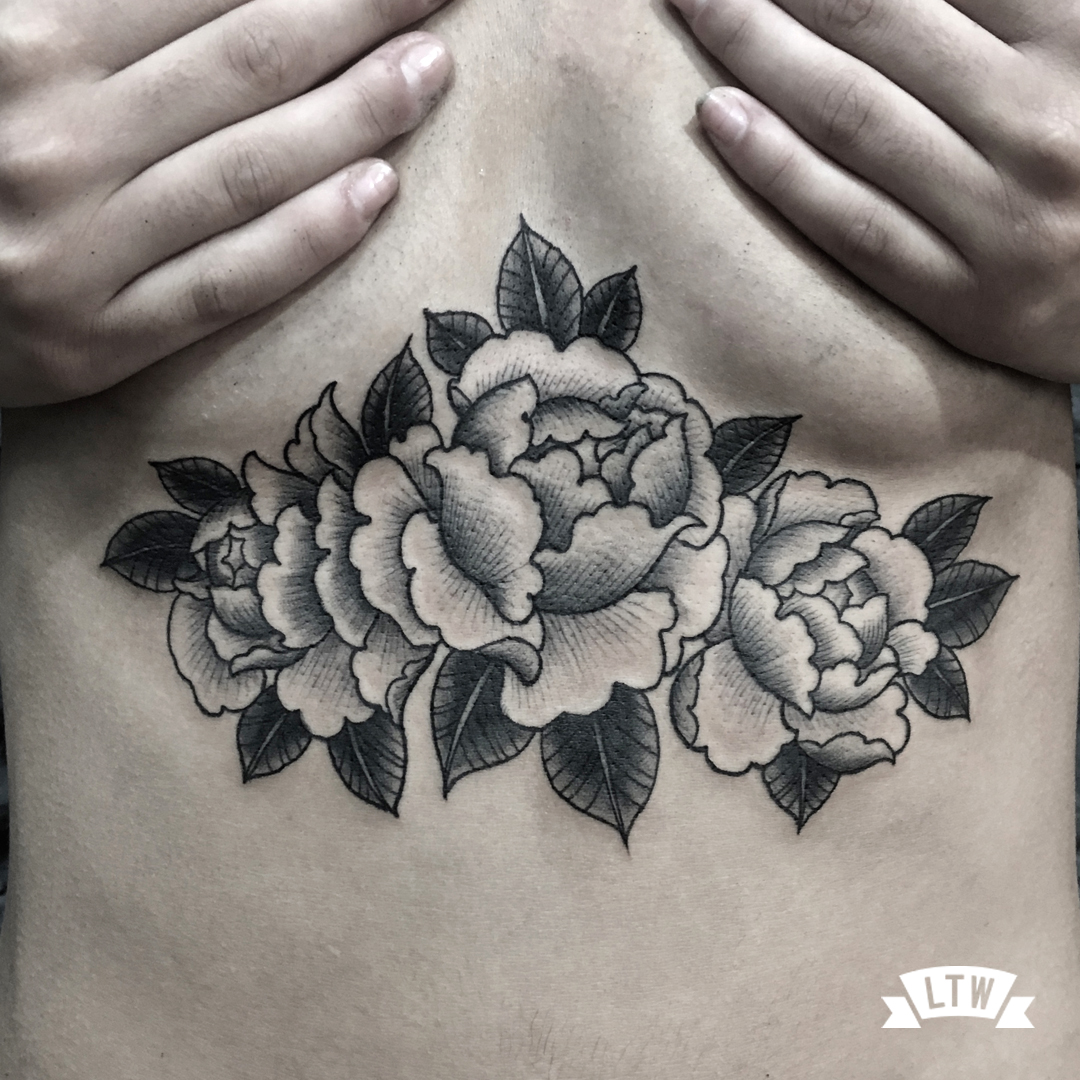 Flores tatuadas por Rafa Serrano
