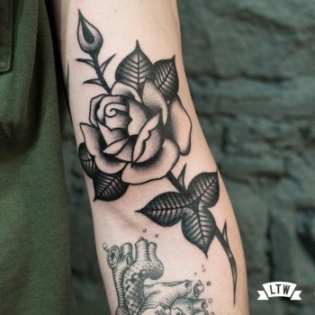 Rosa tatuada en blanco y negro por Dennis