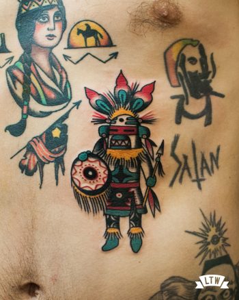 Brujo nativo americano tatuado por Dennis