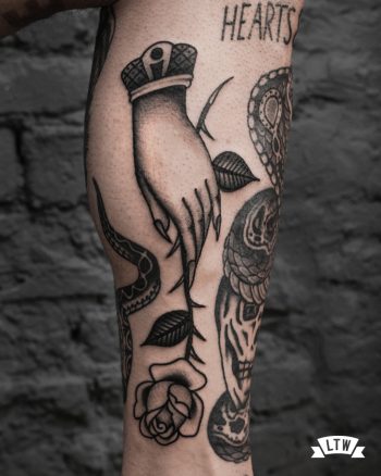 Rosa y mano tatuada por Dennis
