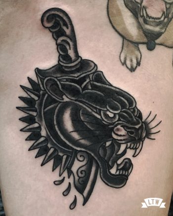 Pantera tatuada en blanc y negre per l'Enol