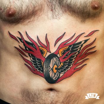 Rueda con alas tatuada por Dennis