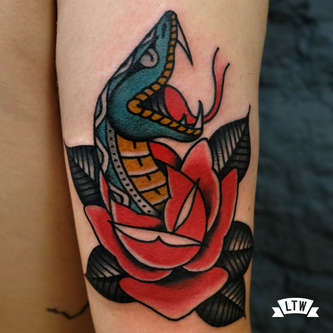 Serpiente y rosa tatuada por Dennis