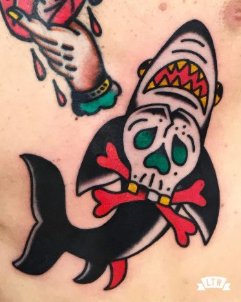 Tauró tatuat a color per en Javier Rodríguez