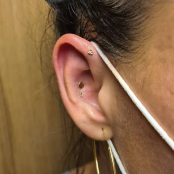Doble conch i forward helix amb peçes d’or 18k
